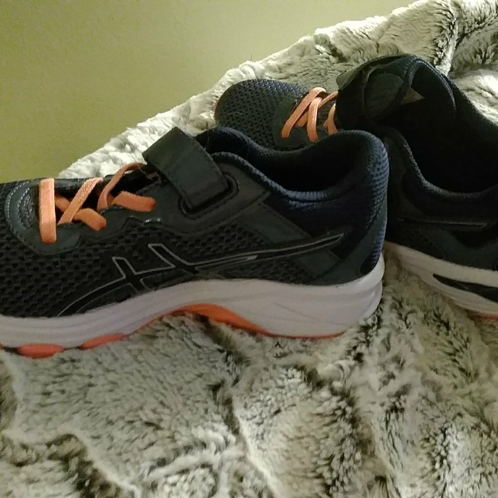 Child's walking shoes